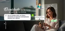 Chica utilizando chatbot clinica universitaria Colombia
