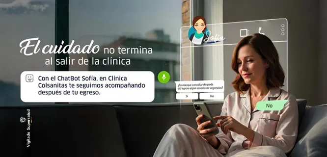 Chica utilizando chatbot clinica universitaria Colombia